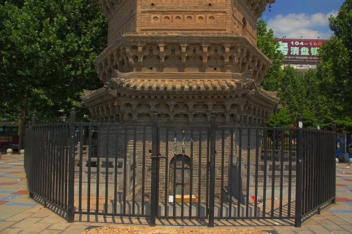  p>兴国寺塔位于河南省尉氏县城 建设路和人民路的交叉口东南广场上