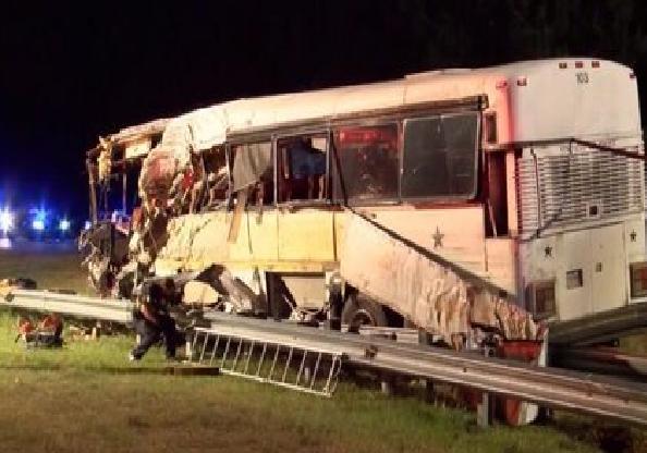 4·8美国纽约州大巴撞天桥事故