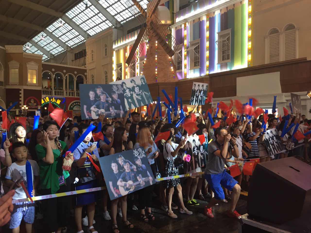 苦鬼,1984年4月8日出生于湖南省常德市,中国内地男歌手,苦鬼乐队主唱