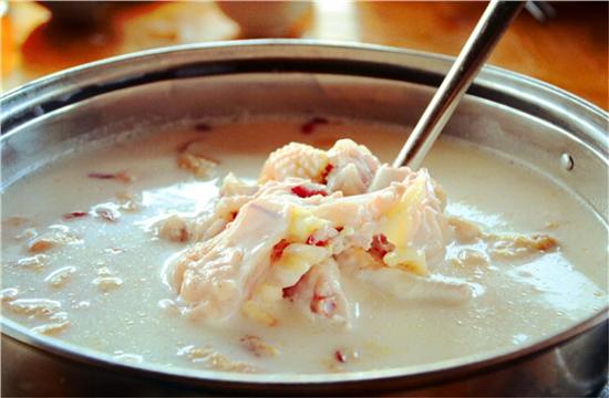  p>鲜奶鸡肉粥是一道简单的家常粥,所用材料为鲜奶1杯(240毫升),高汤