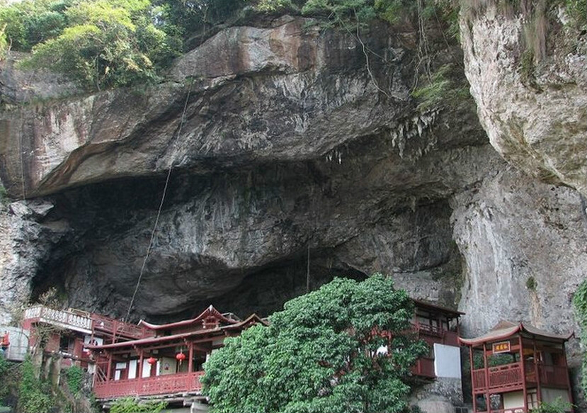 迷雾,若即若离,鸟从头上过,云在脚底飘;有时,缕缕云烟直灌入古洞深处