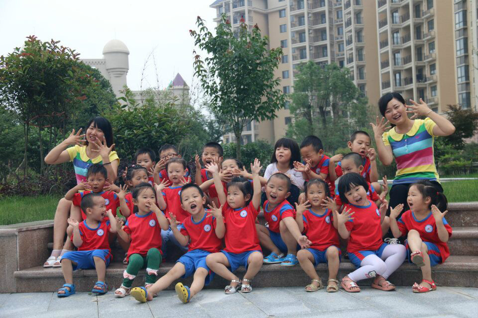 通城县滨江幼儿园地处于平安滨江苑内,占地面积有3800余平方米,<a