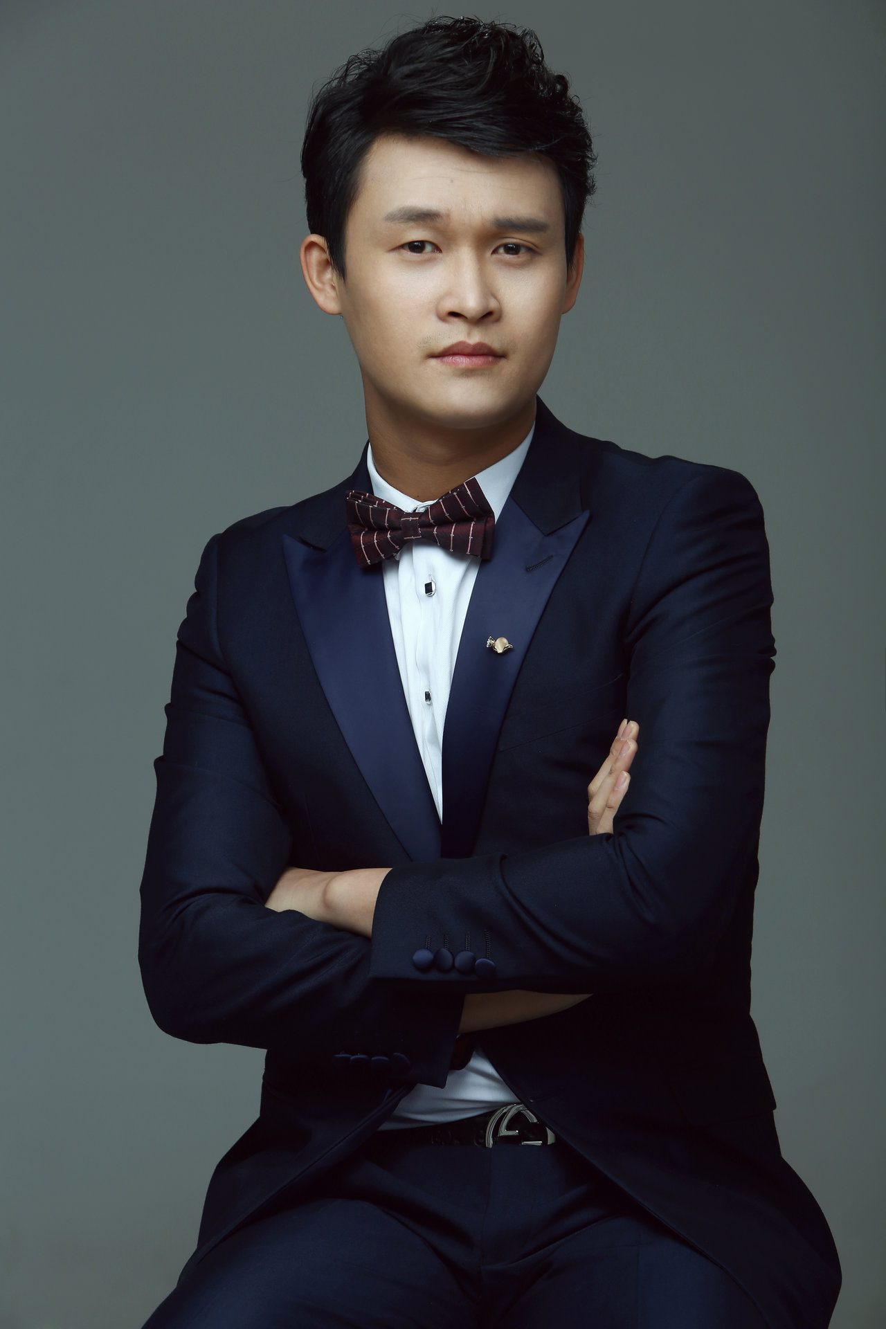 1990年4月3日出生于中国黑龙江省大庆市龙凤区,原名戴小龙,中国内地男