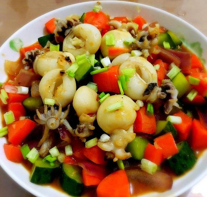  p>洋葱炒墨鱼仔是一道菜品,主料为 a target="_blank" href="/item