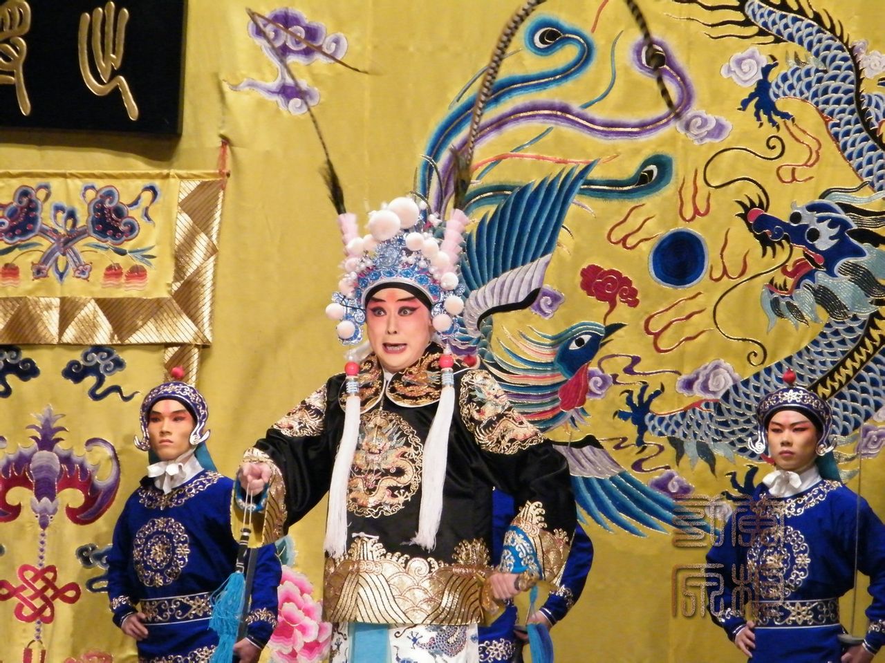 探母·巡营》是1976年上映的一部戏曲片,导演是张鸿眉,主演有陆柏平