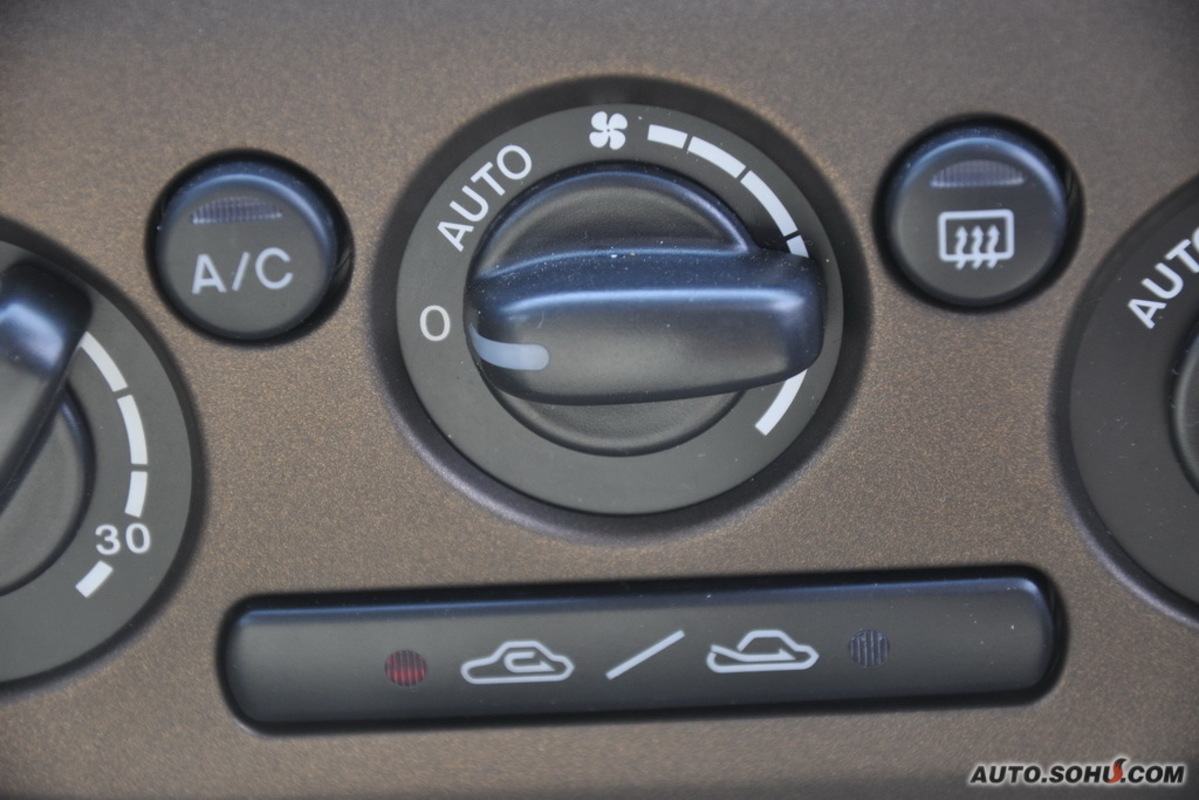 familia是亮相于2000年巴黎车展的马自达323系列新车