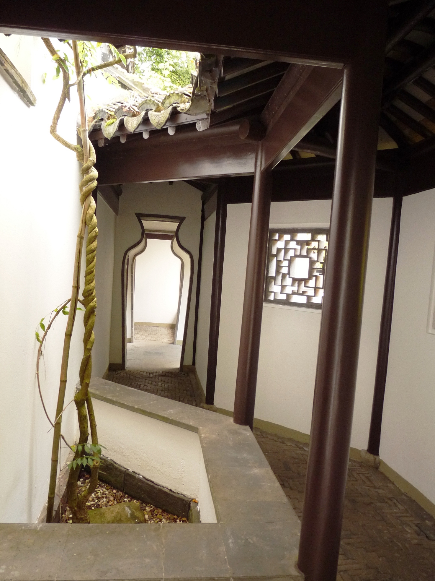  p>潜园位于浙江湖州建设路,始建于清光绪初年,为藏书家陆心源所建之