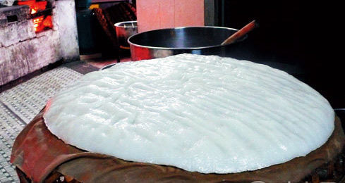  p>伦教糕是一款由籼米粉,西谷米等原料制成的糕点,起源于广东省佛山