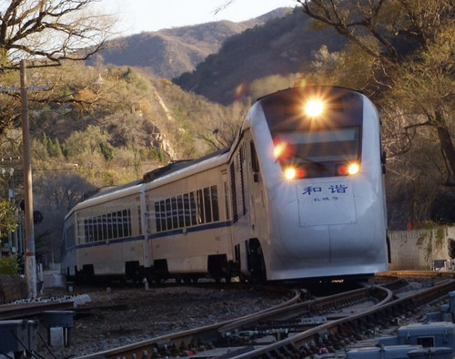 和谐长城号(现名为长城号),型号为ndj3 i>(内燃电力传动动力集中动车