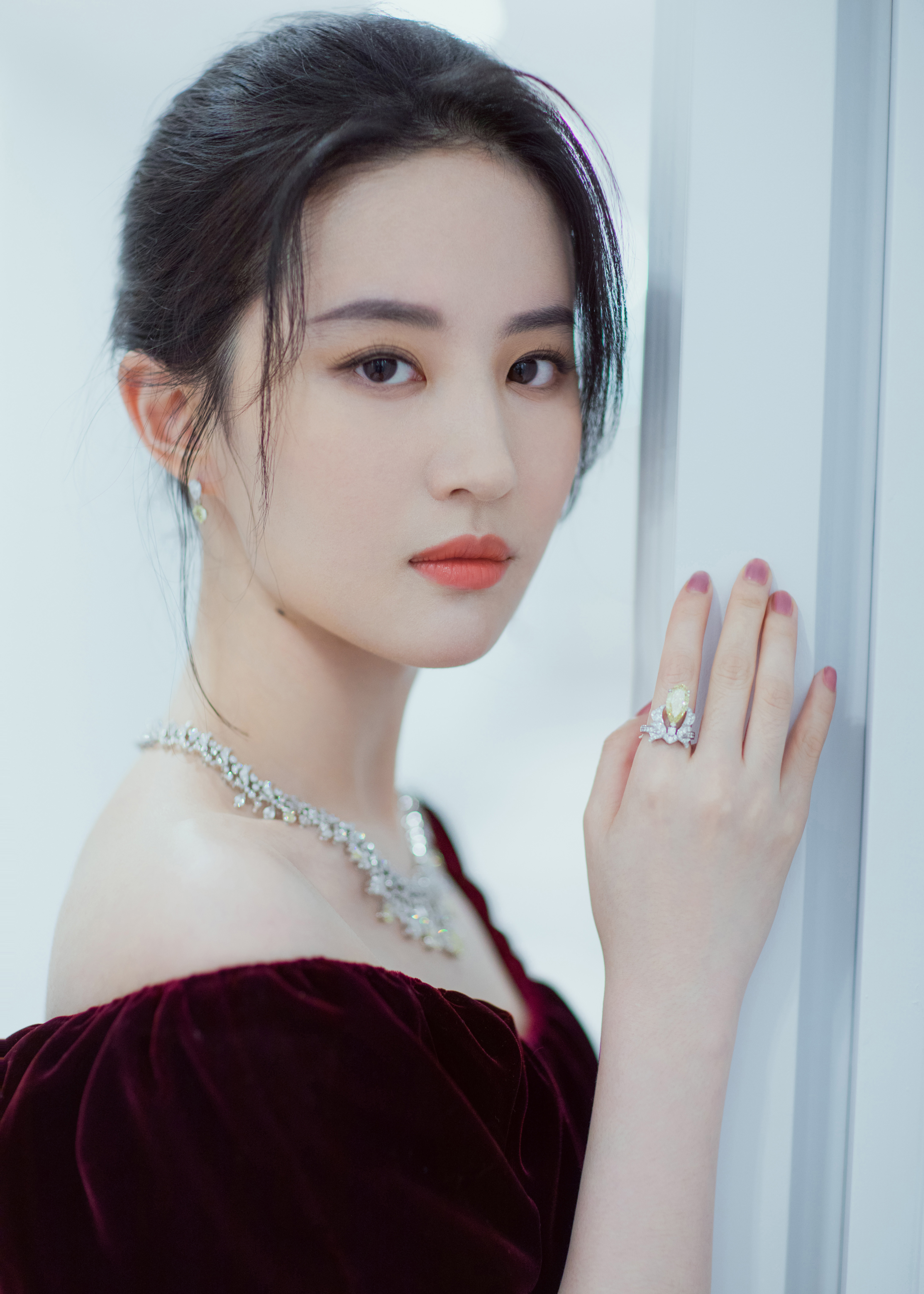  p>刘亦菲,1987年8月25日出生于湖北省武汉市,华语影视女演员,歌手