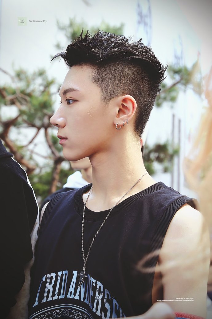  p>李永钦(ten),1996年2月27日出生于曼谷市,泰籍华裔男歌手,中国男子