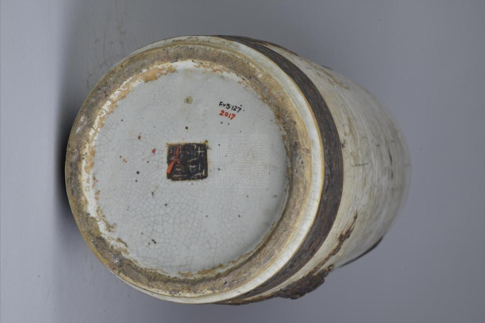 清仿成化款哥釉铁花双龙戏珠纹瓷箭筒是重庆中国三峡博物馆收藏的瓷器