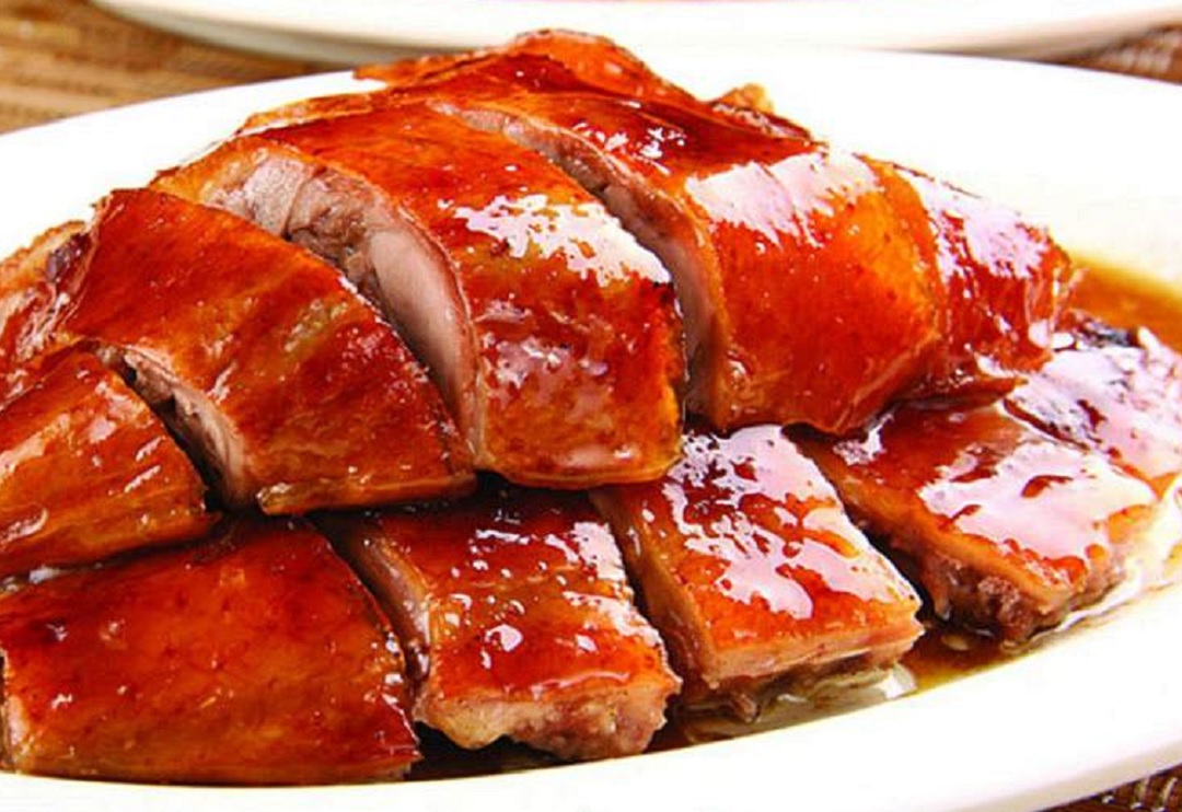  p>烤鸭是北京和南京的一道特色名菜,属于北京菜或金陵菜,该菜品以