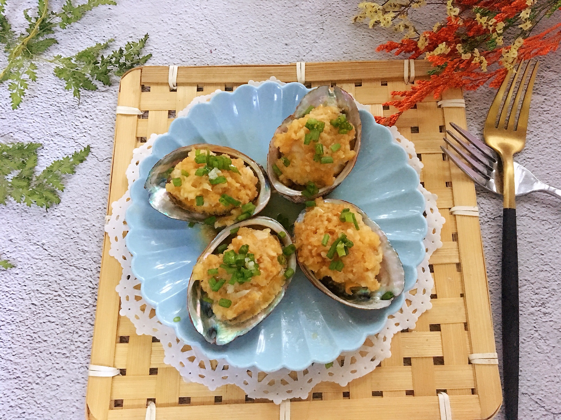  p data-id="gnbvvcho8i">蒜蓉蒸鲍鱼,是一道家常菜,是以 a target="