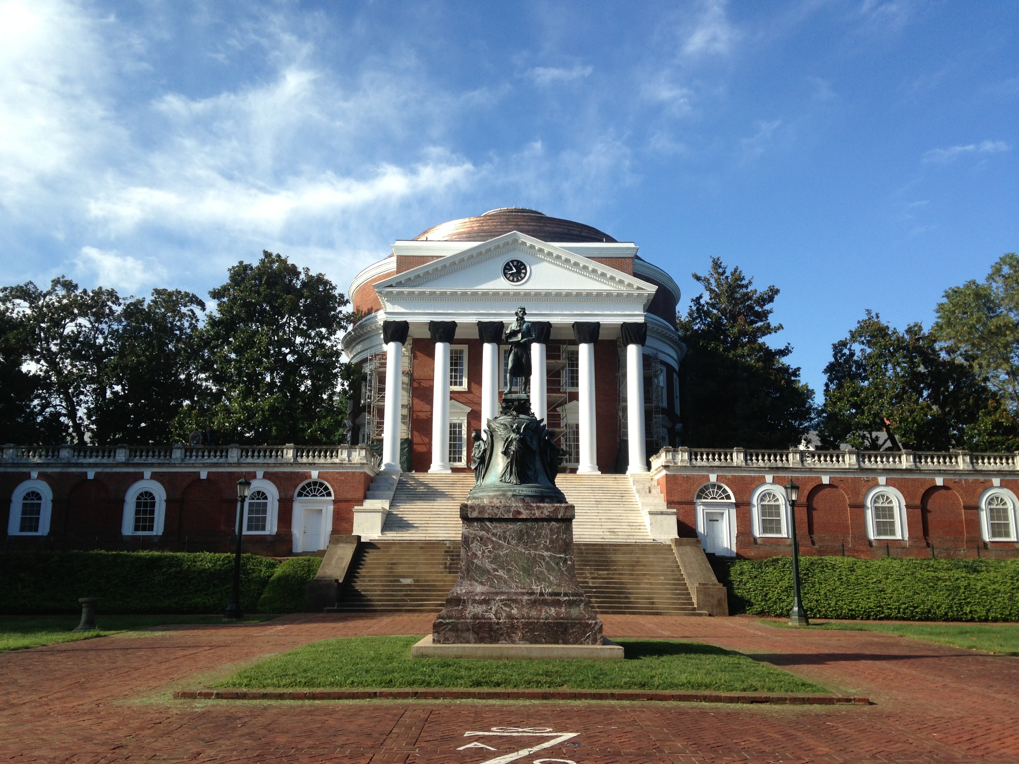  p>弗吉尼亚大学(university of virginia),简称uva,坐落于美国