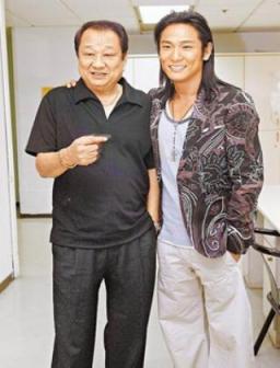 杜德伟（右）和父亲Ollie Delfino（左）