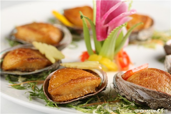  p>煎焗大连鲜鲍是一道美食,制作原料主要有大连鲜鲍鱼,鸡蛋黄,生粉等