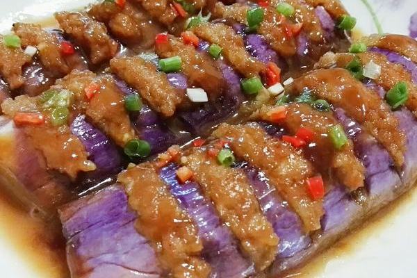  p data-id="gn78wph2xw">烧汁酿茄子是一道家常菜,制作原料主要有长