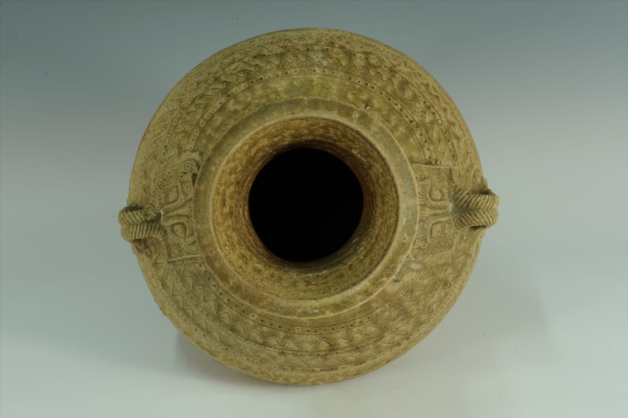 汉代青釉铺首双耳瓷壶