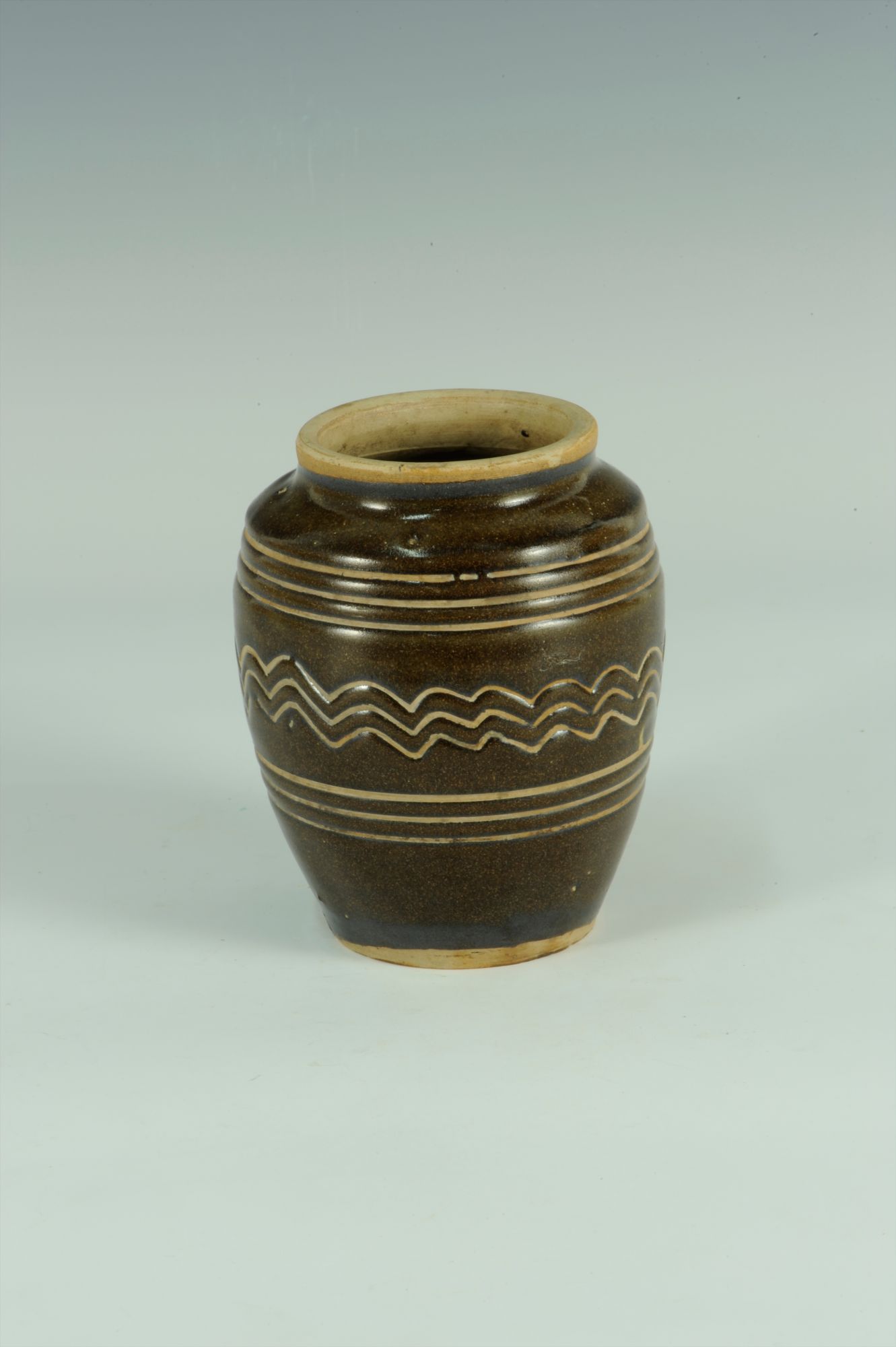 清代褐釉水波纹瓷罐