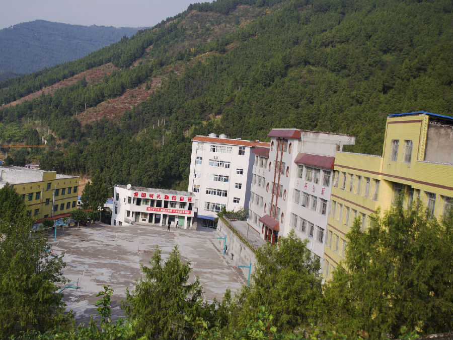  p>龙洞镇,隶属于重庆市云阳县,地处 a href="#" data-lemmaid="