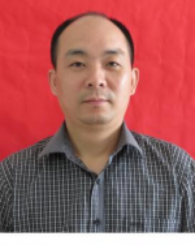  p>余坚,男,汉族,江西奉新人,1972年1月出生,中共党员,1990年12月参加