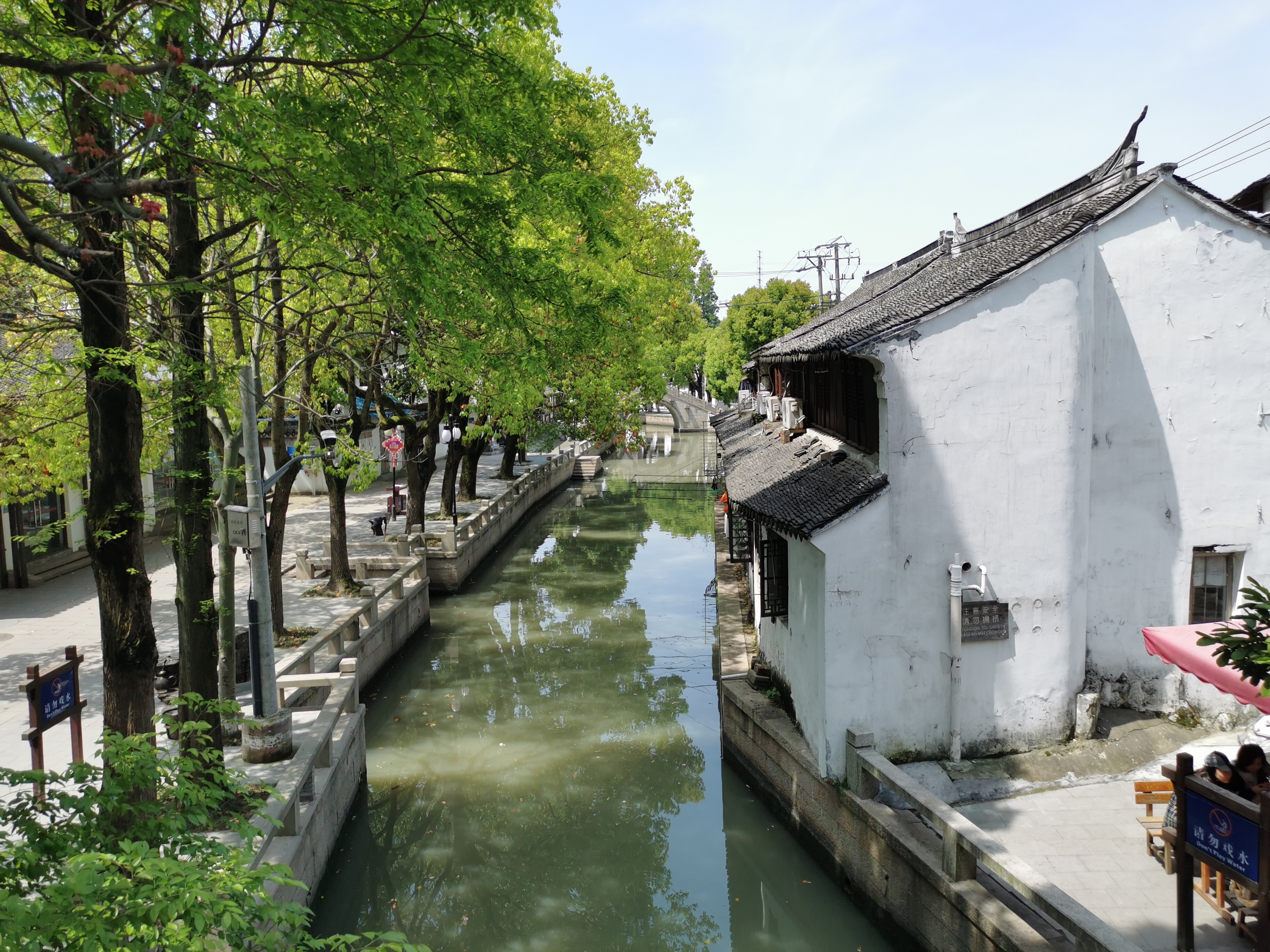 练塘老街宁静安详,青青市河犹如一条玉带,蜿蜒曲折,贯穿古镇东西,10多