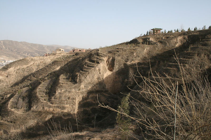 位于会宁县城以西西岩山梁顶.