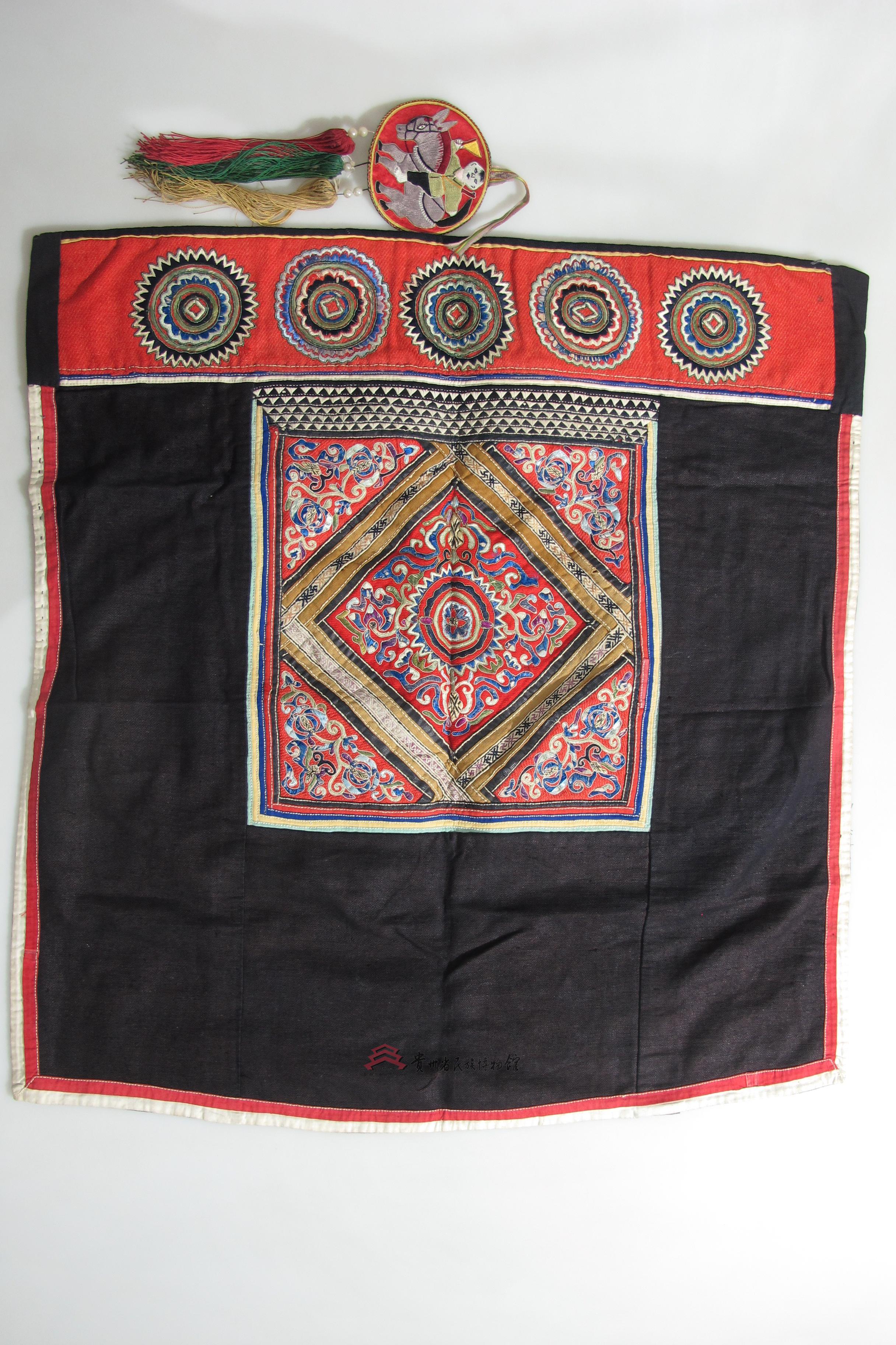 1976年丹寨苗族平绣铜鼓花纹背扇