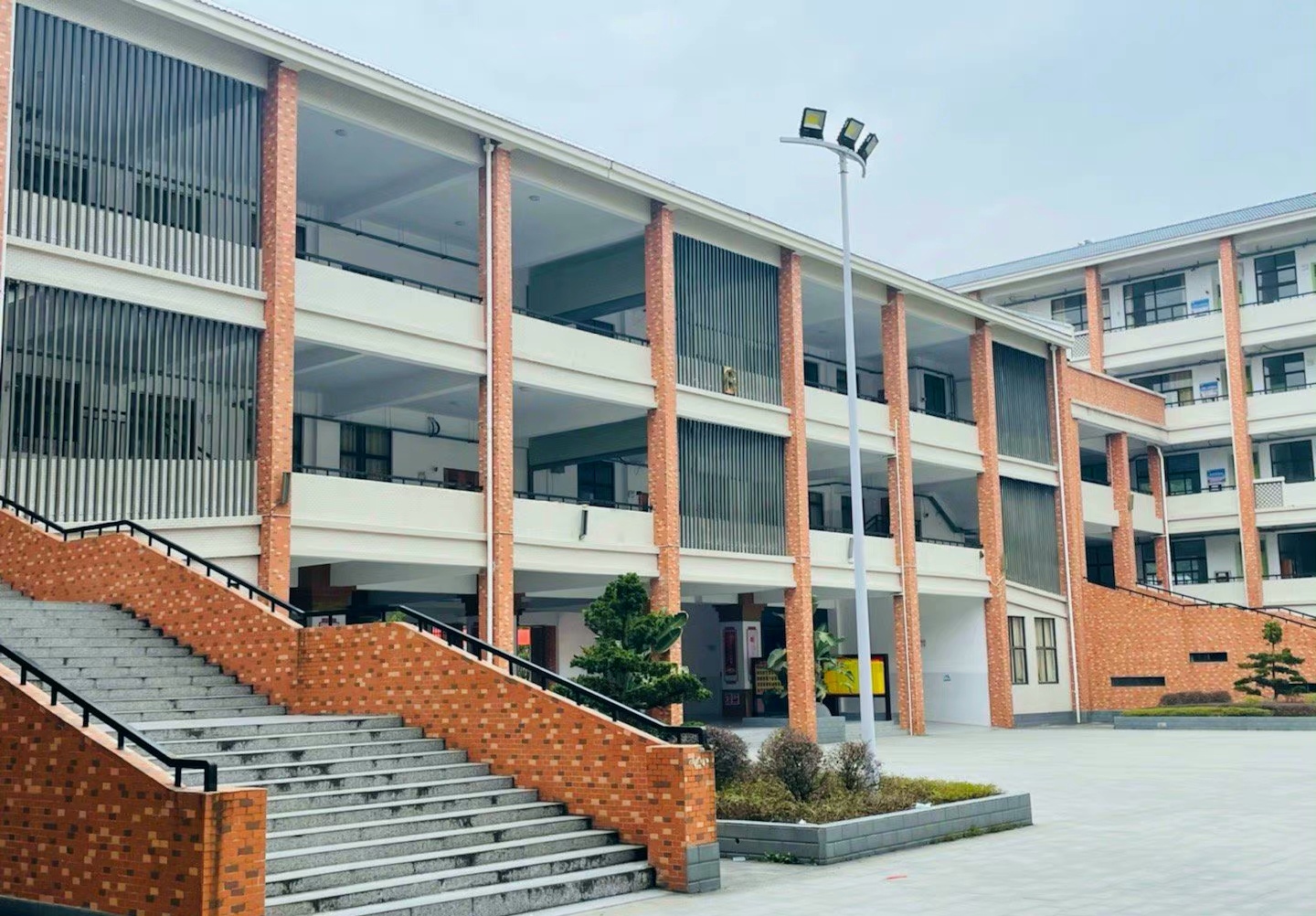  p>环江毛南族自治县高级中学(简称:环江高中)创建于1937年11月,是一