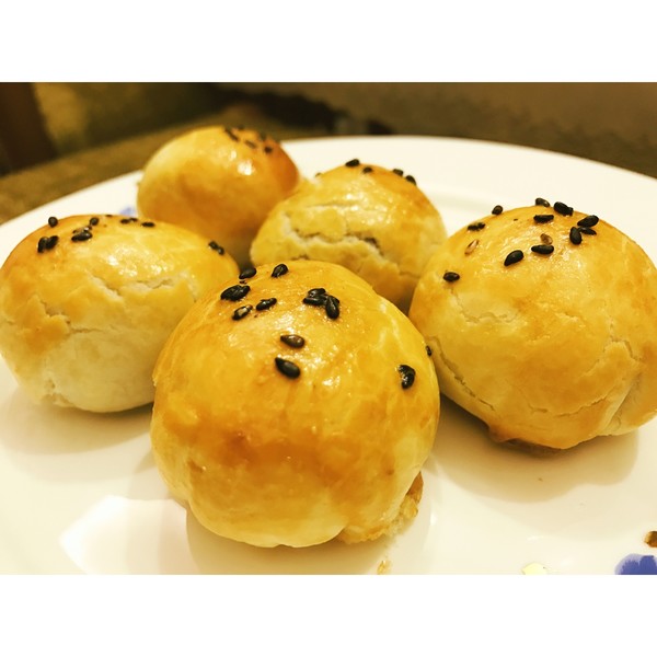 酥皮豆沙点心是一道甜品,主料是 a target="_blank" href="/item/红豆