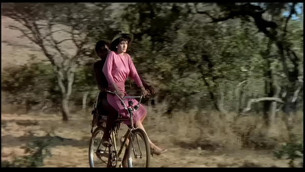 《上帝也疯狂2》剧照