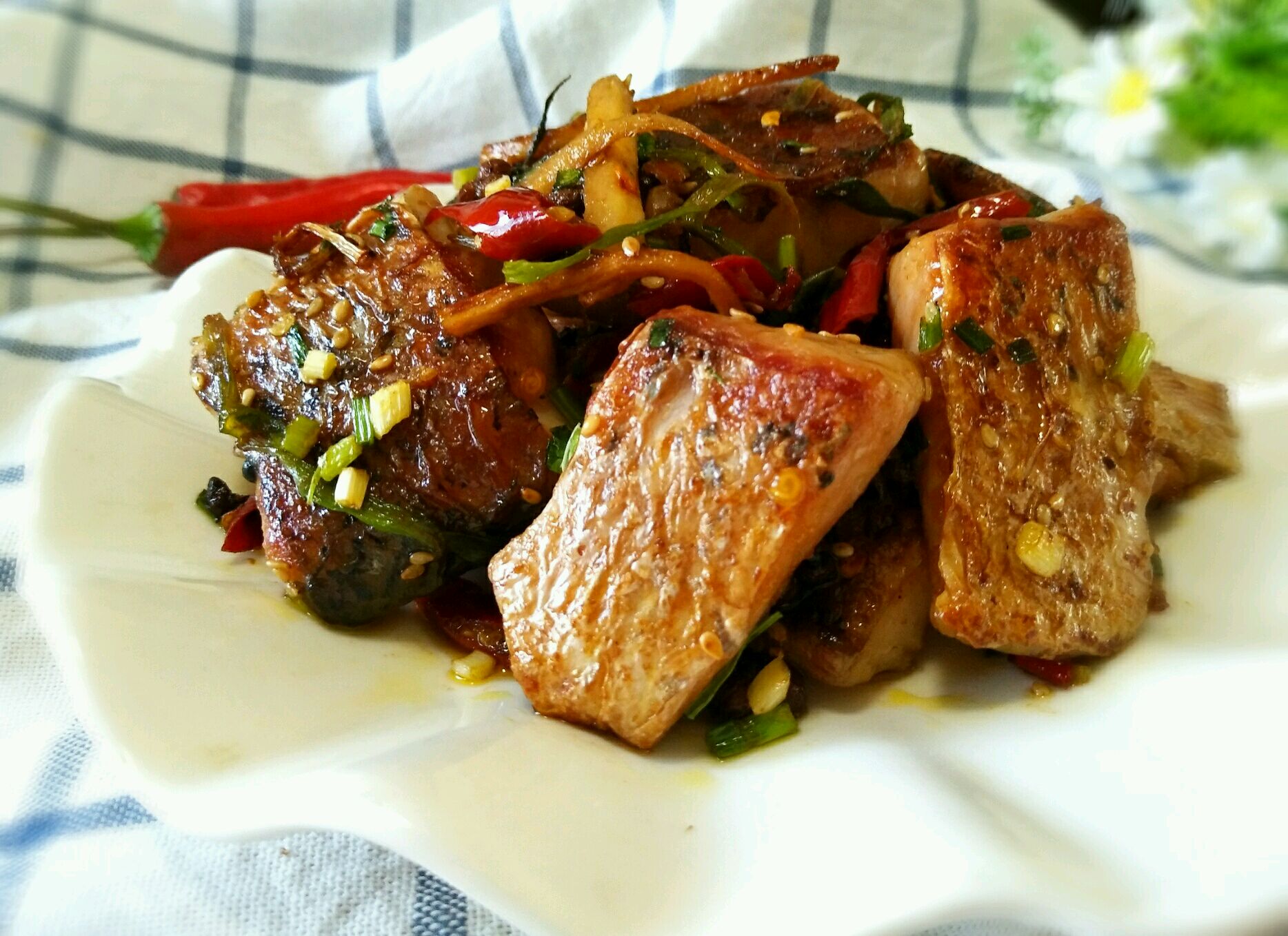  p>茄汁糍粑鱼是一道由胖头鱼块,花椒,辣椒粉等食材制成的食品. /p>