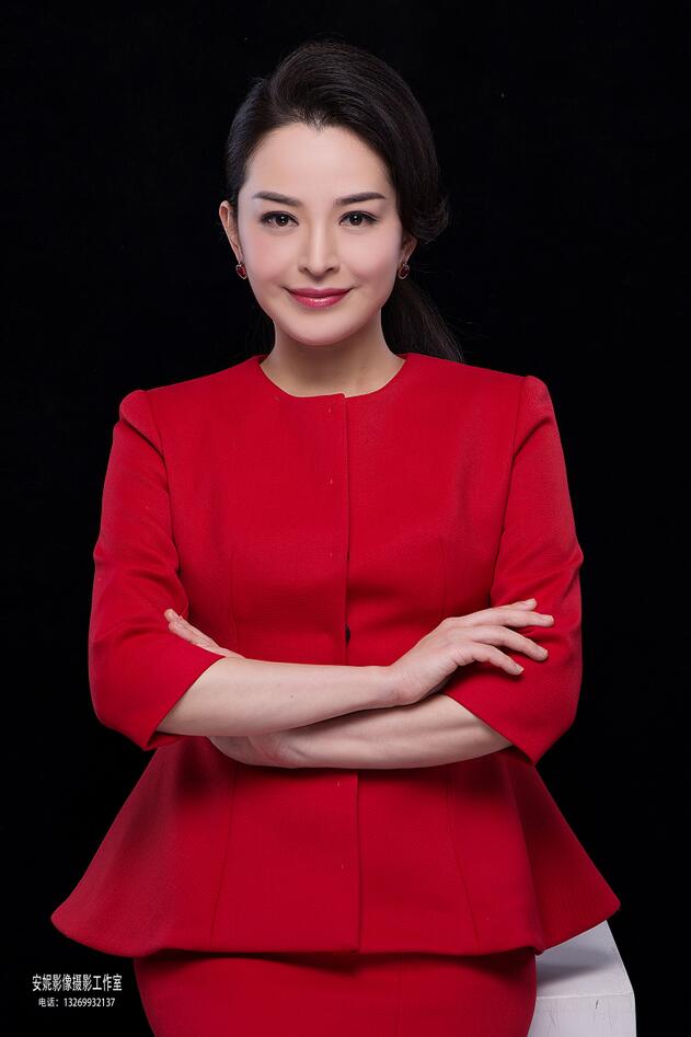族,1981年3月21日出生于辽宁省沈阳市,中国内地新闻播音员,节目主持人