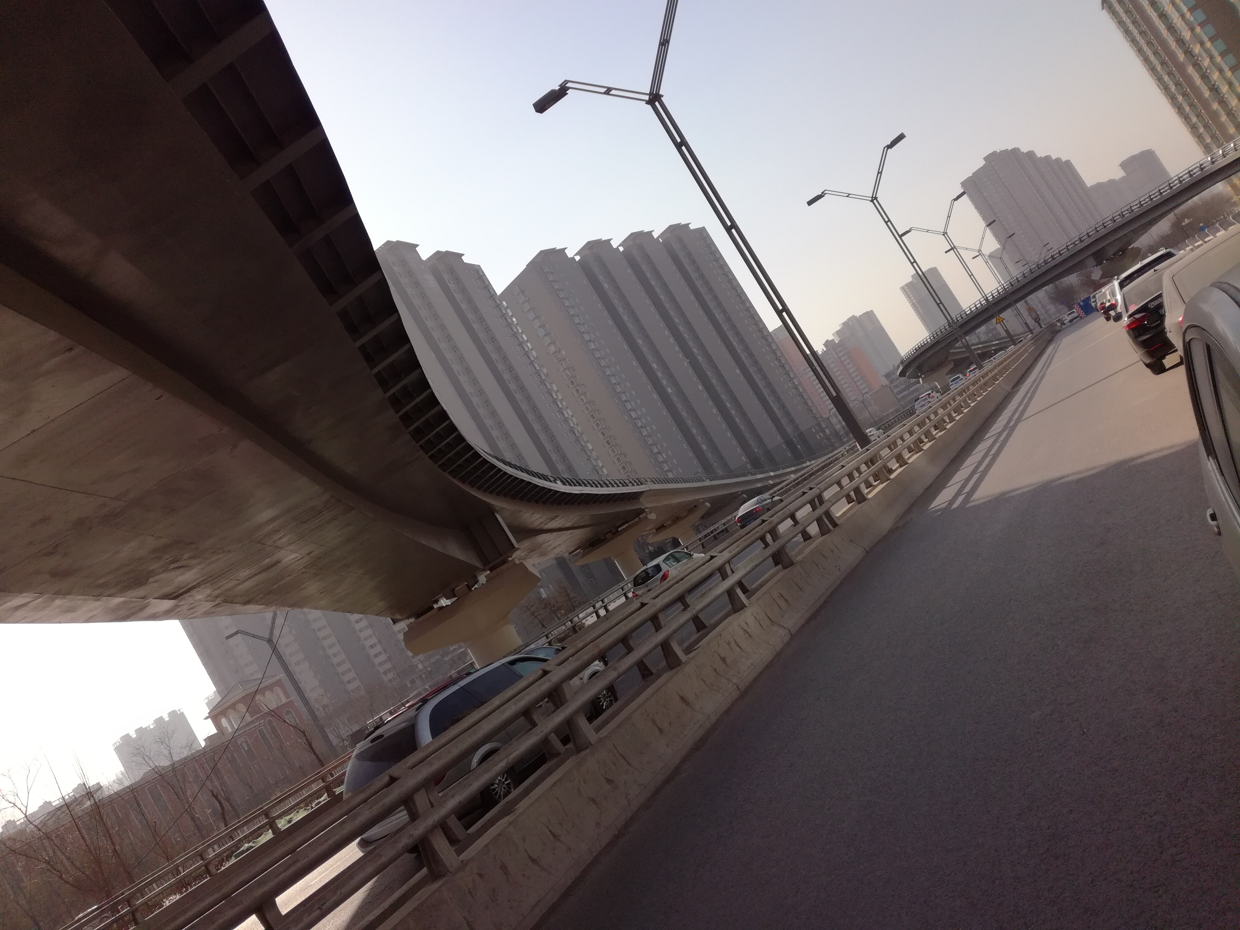 太原快速路是由路网的高架桥与隧道组成的快速路,在主线全程不设红