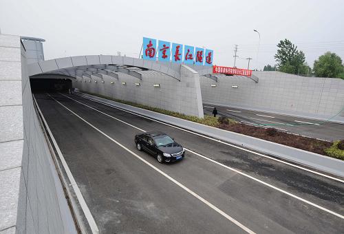  p>南京应天大街长江隧道,简称应天大街隧道,原称南京长江隧道,是中国