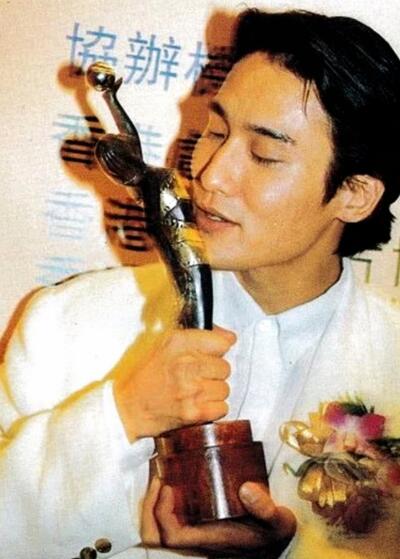 玫瑰对黑玫瑰》是由 a target="_blank" href="/item/刘镇伟/1268979"