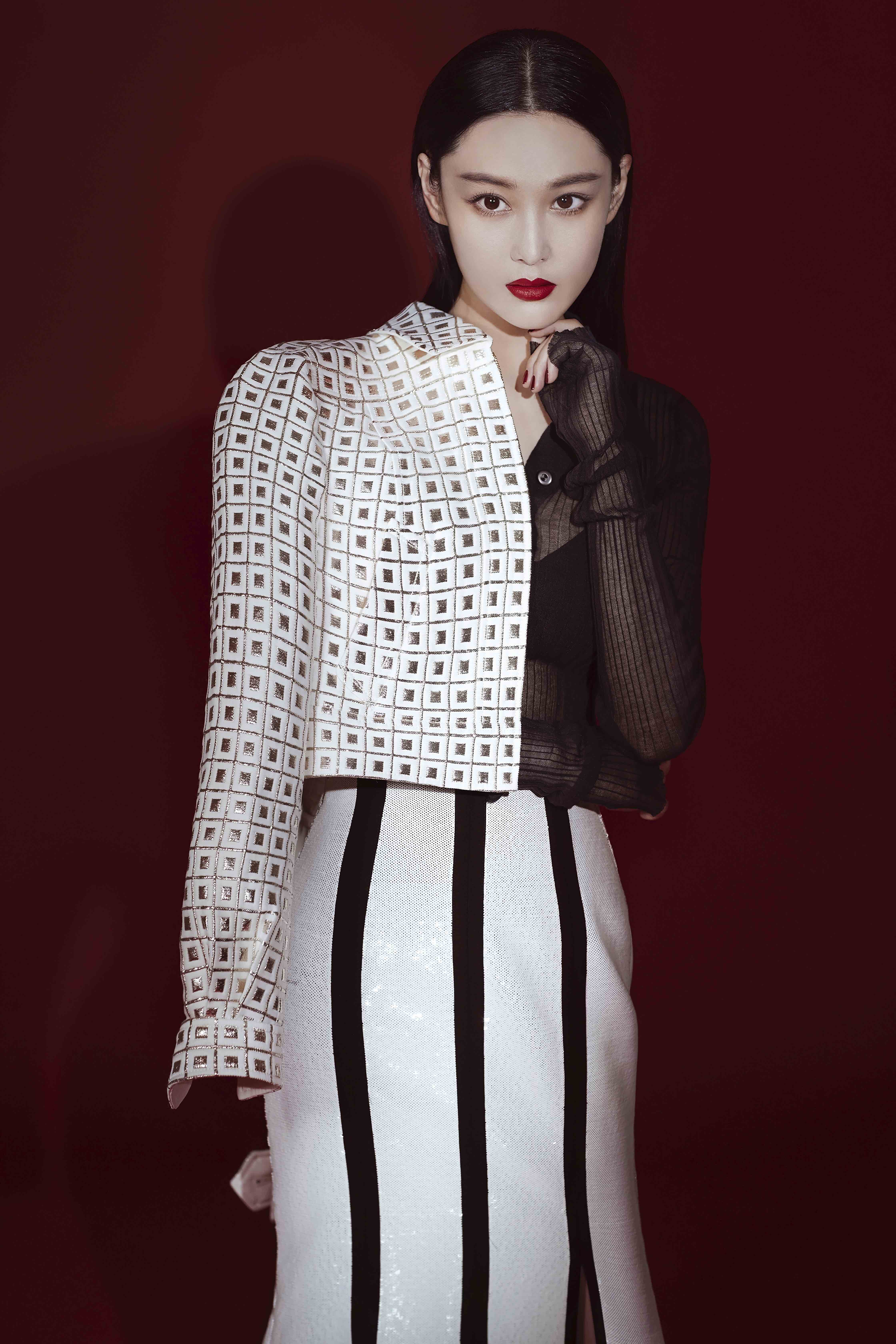  p>张馨予,原名张燕,1987年3月28日出生于江苏省苏州市昆山市,中国