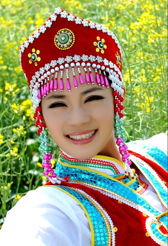  p>东方红艳,曾用名胡红艳,1982年8月1日出生于乌兰哈达,女歌手,演员