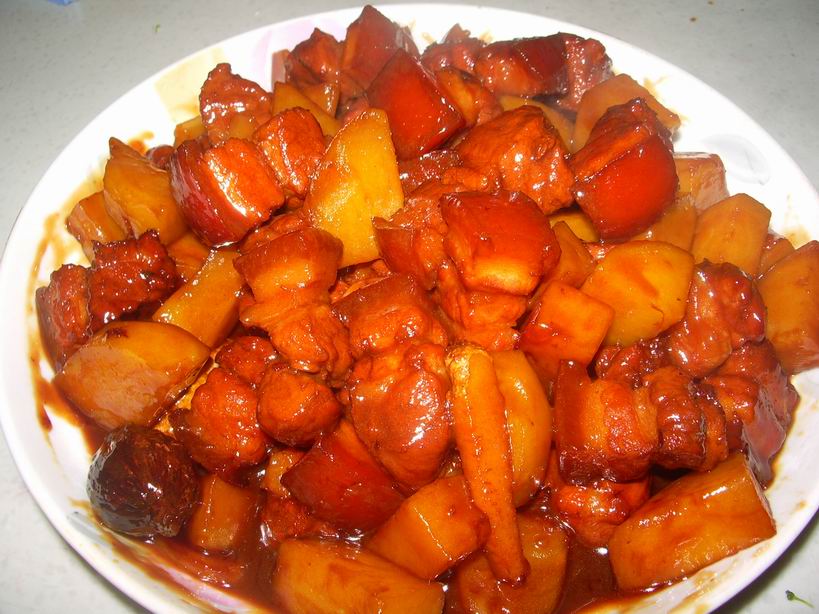 p>土豆红烧肉是一道传统菜肴,属于川菜系,制作原料主要有土豆,带皮