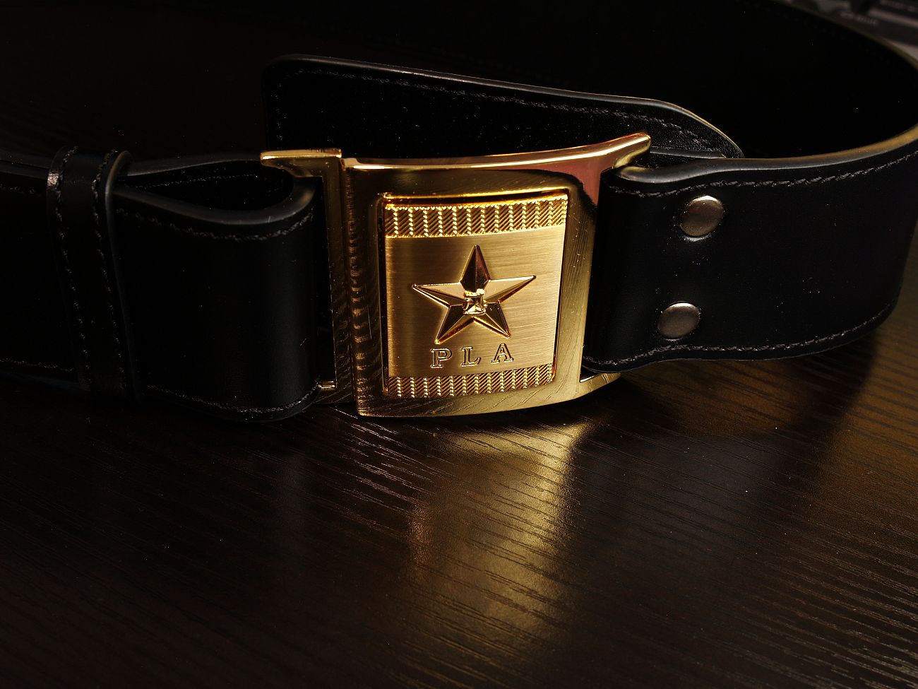  p>近现代军官装束用的皮带.