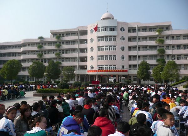  p>玉环县陈屿中心小学创建于1913年,几度易名,几番搬迁.