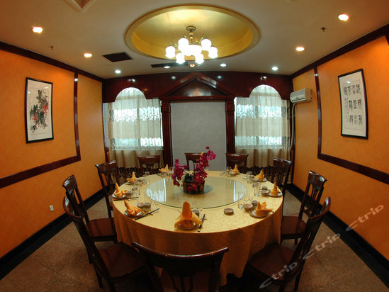  p data-id="gnat902t6h">东都宾馆位于泰山脚下