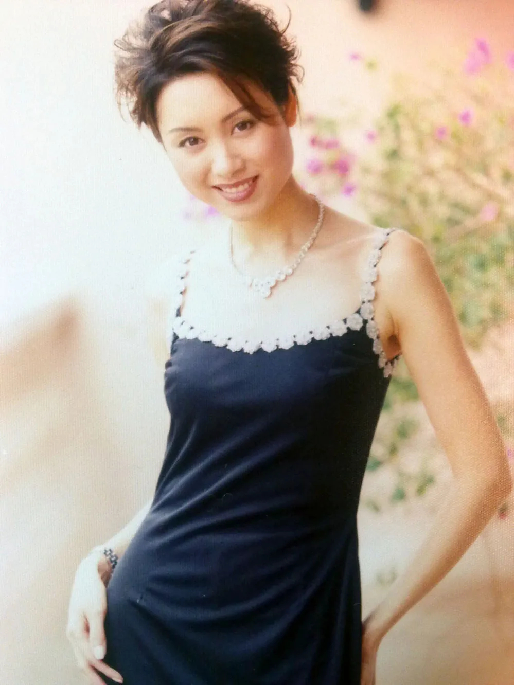 51岁郭可盈晒照 退圈10年 Tvb花旦继承上亿生意 背40万大牌包 百科ta说