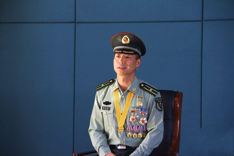 省武威市人,1979年3月生,中共党员,乌鲁木齐陆军学院步兵指挥专业毕业