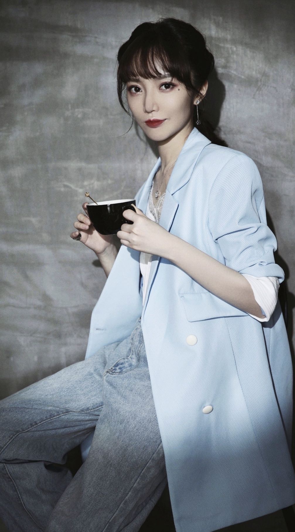  p>泓萱 i>(本名:张婧妍) /i>,1995年12月15日出生于天津市,中国内地