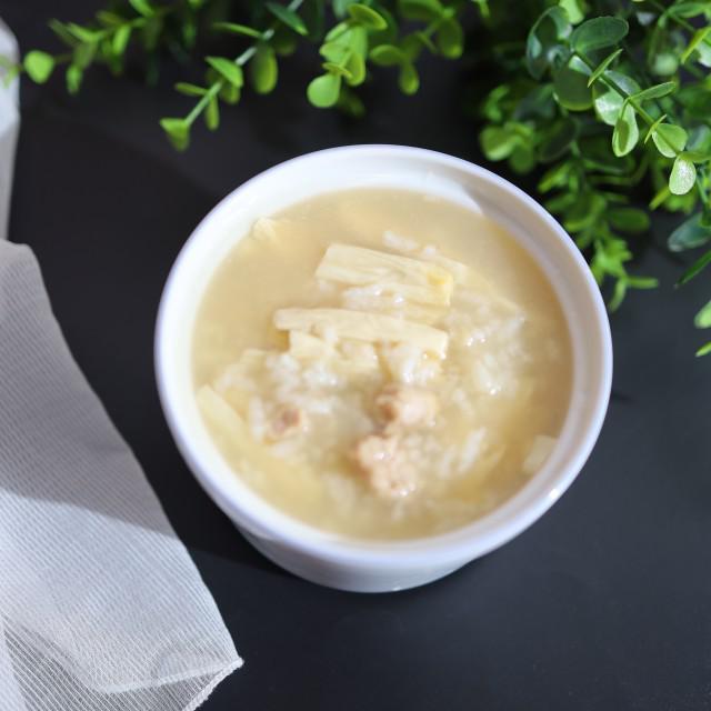  p>猪肝腐竹粥是一道美食,制作材料:粳米100克,小米50克,猪肝100克