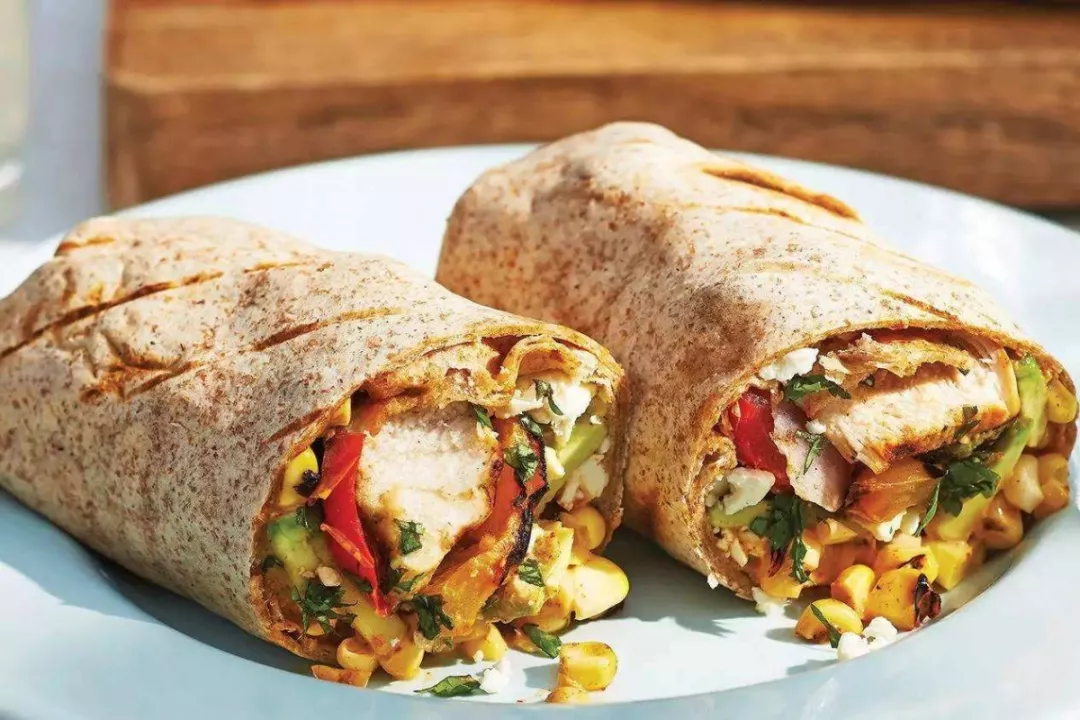  p>墨西哥玉米卷饼制作方法是先用玉米粉等材料加工制成薄饼,然后以"u