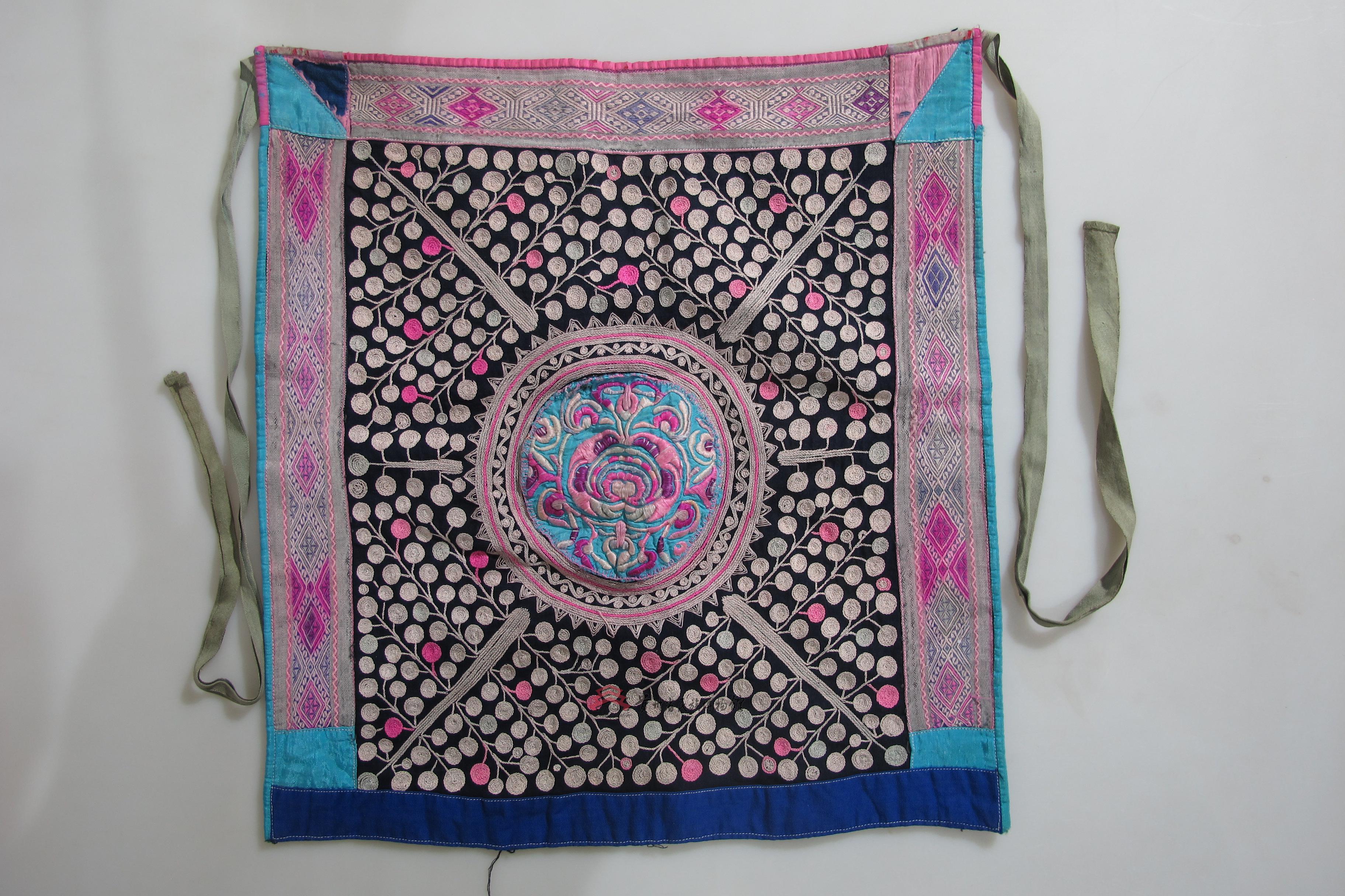 当代黎平侗族双针锁绣太阳纹榕树纹绣片