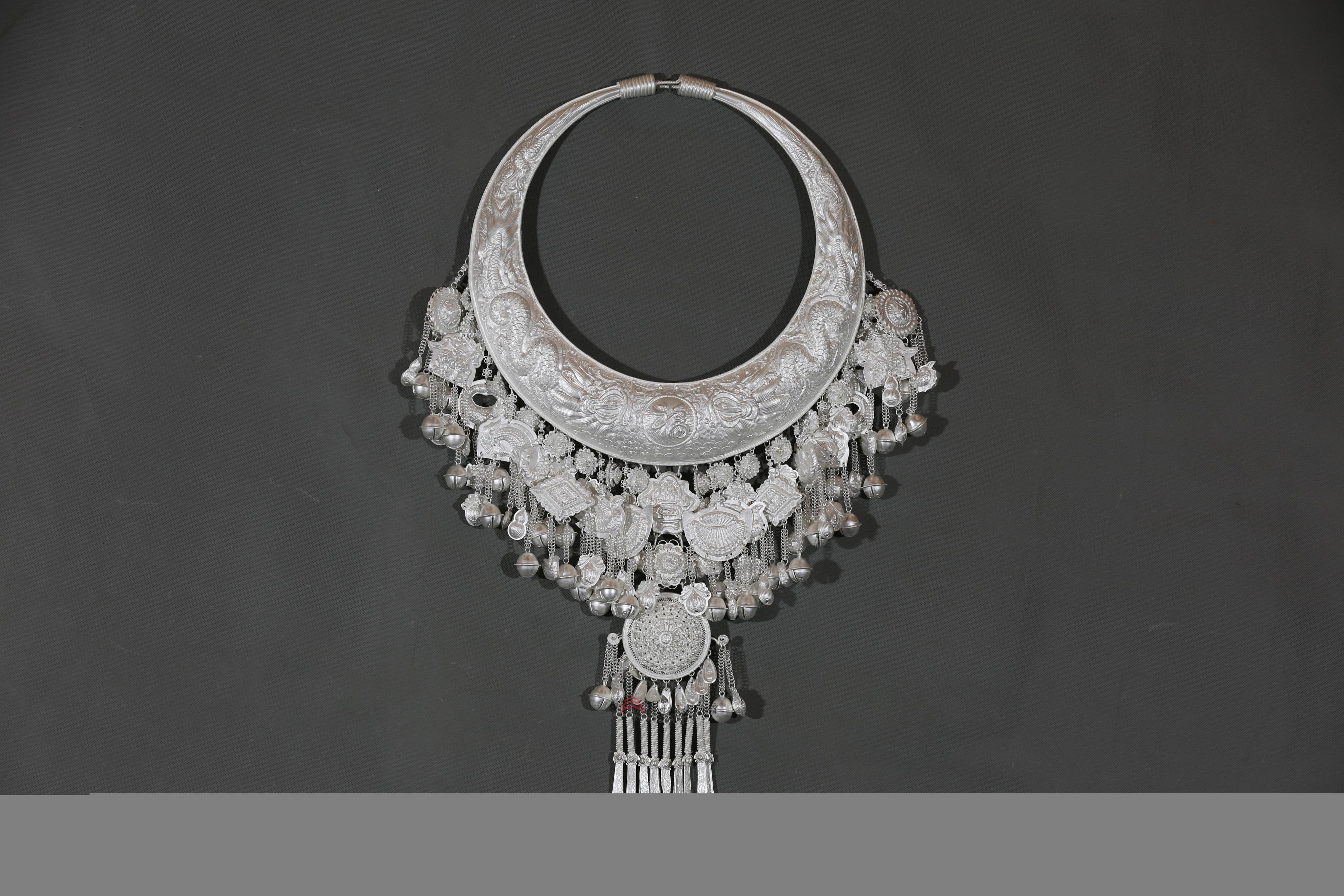  p>当代黄平苗族银铃铛项圈是一件由贵州省民族博物馆通过征集而来的